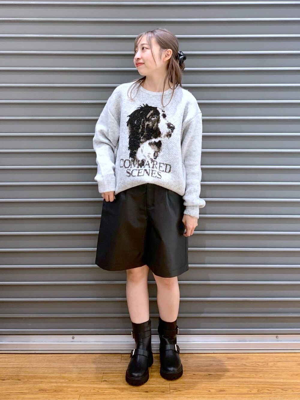 ブラック系のその他アウター、ブラック系のブーツ、ブラック系のその他パンツを着用したレディースの冬コーディネートの4枚目の写真