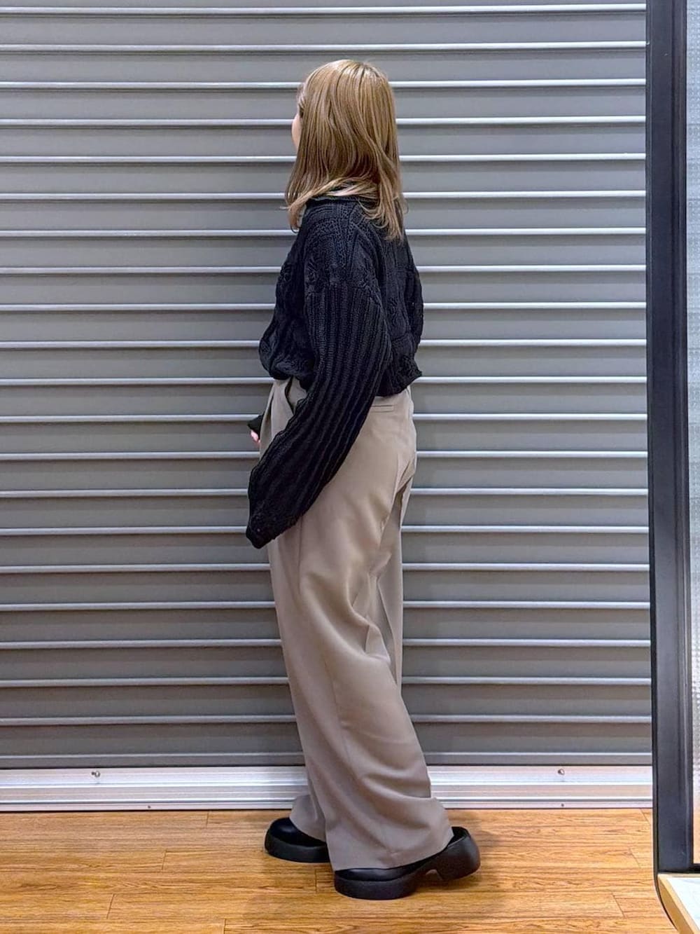 ブラック系のショルダーバッグ、ブラック系のサンダル、ブラウン系のその他パンツを着用したレディースの冬コーディネートの3枚目の写真