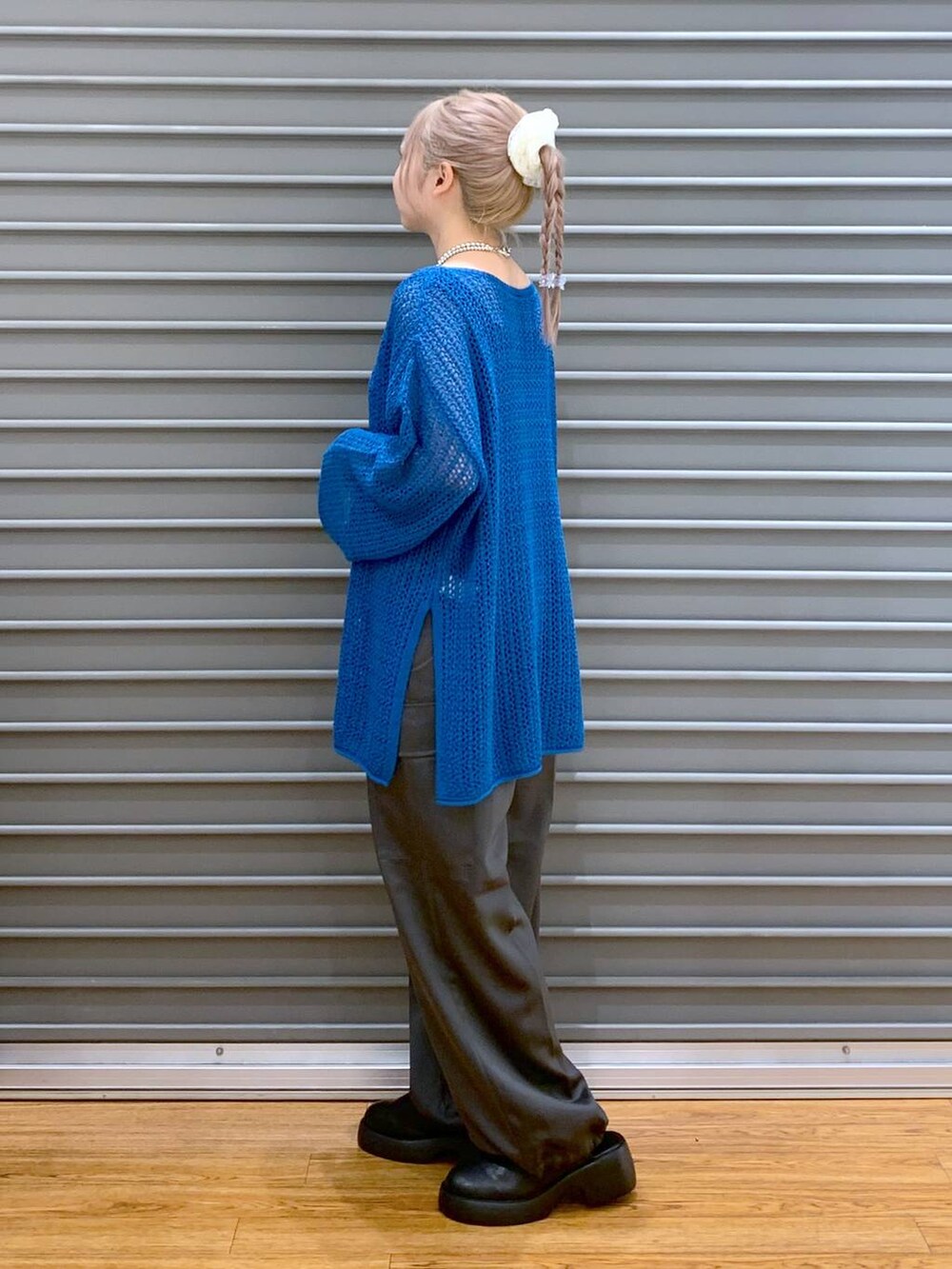 ブルー系のニット/セーター、グレー系のショルダーバッグ、ブラック系のサンダルを着用したレディースの秋コーディネートの3枚目の写真