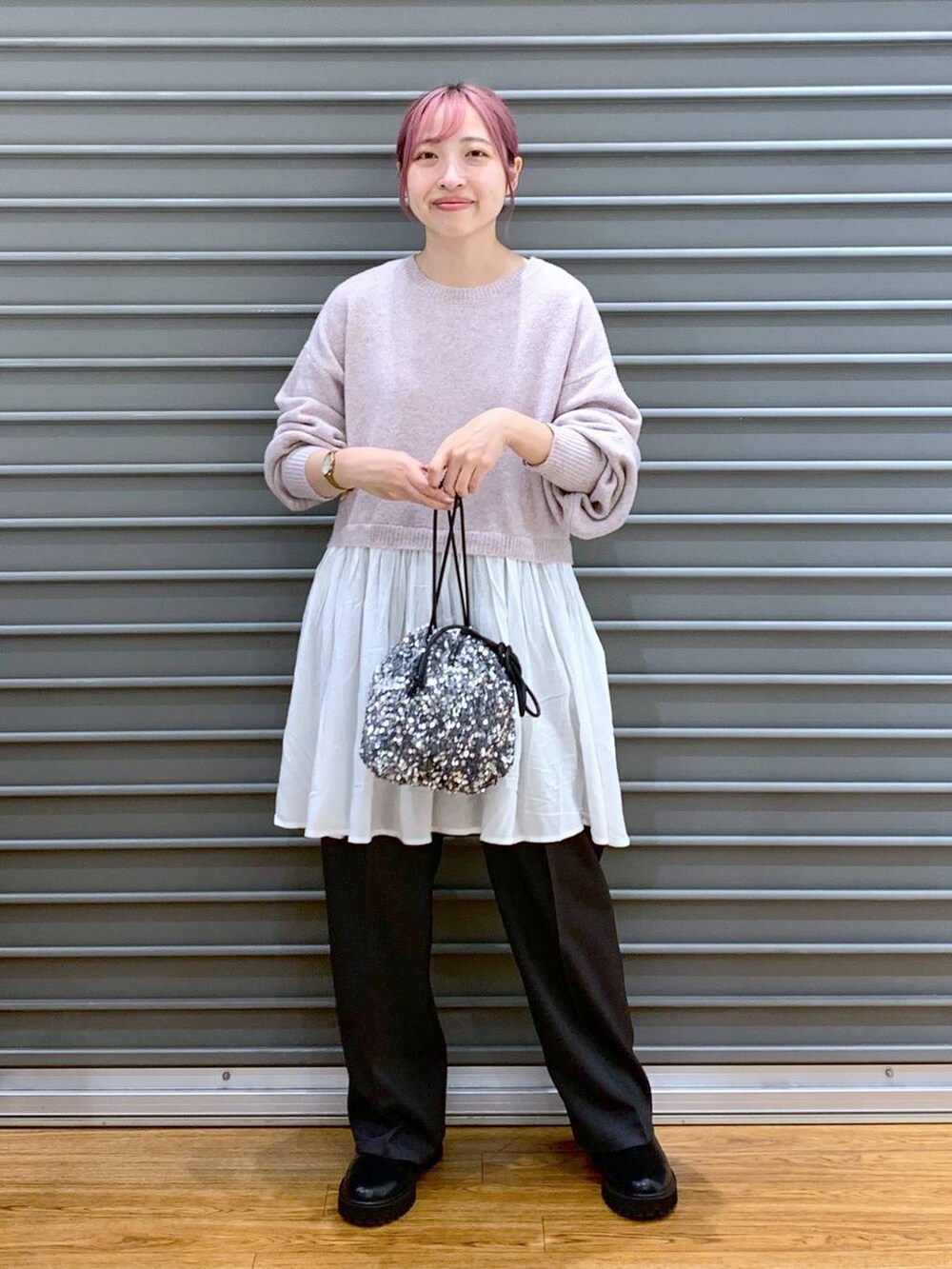 ブラック系のブーツ、シルバー系のショルダーバッグ、ブラック系のその他パンツを着用したレディースの秋コーディネートの3枚目の写真