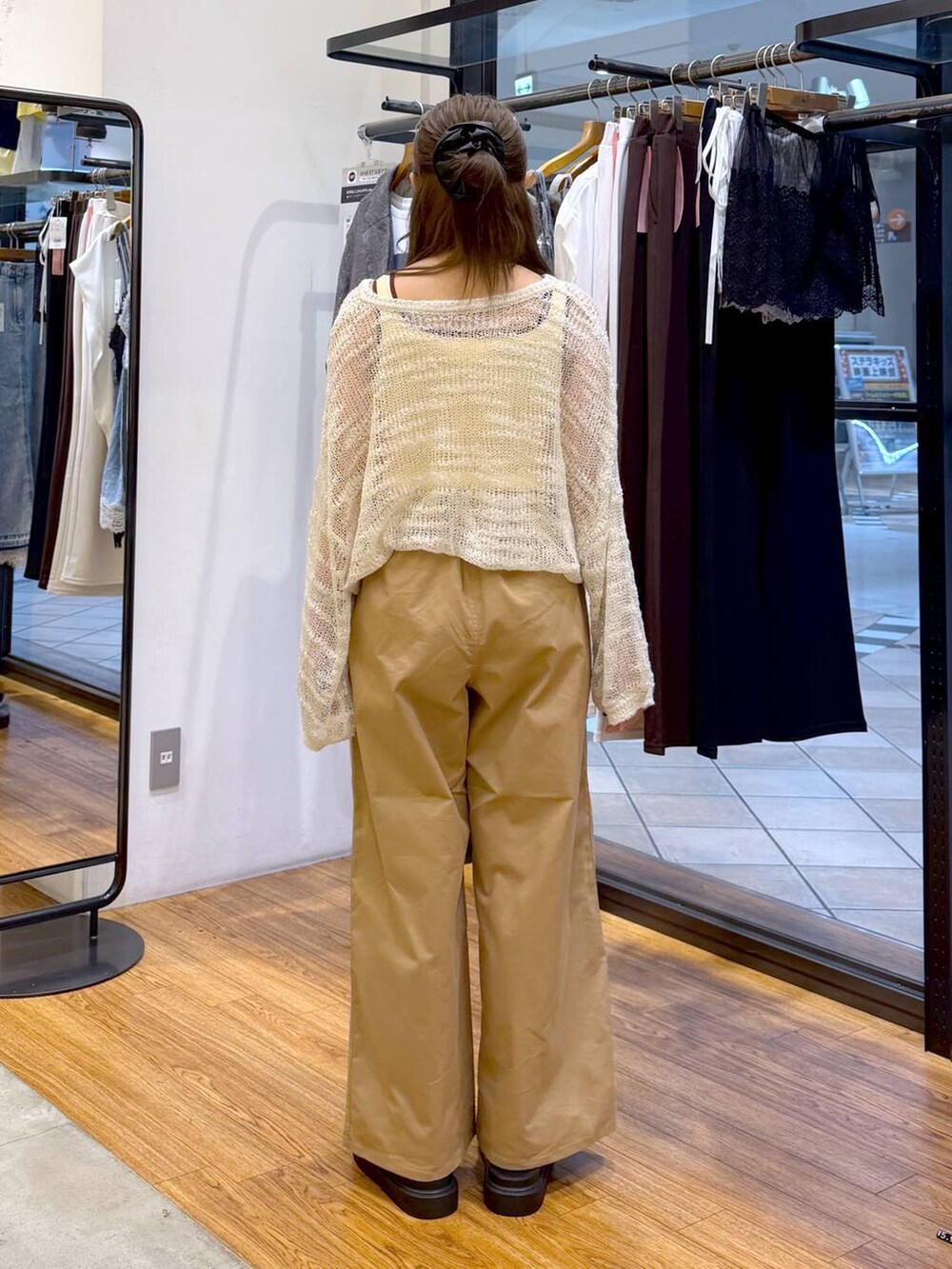 ベージュ系のその他パンツ、ホワイト系のニット/セーター、ブラック系のショルダーバッグを着用したレディースの秋コーディネートの2枚目の写真