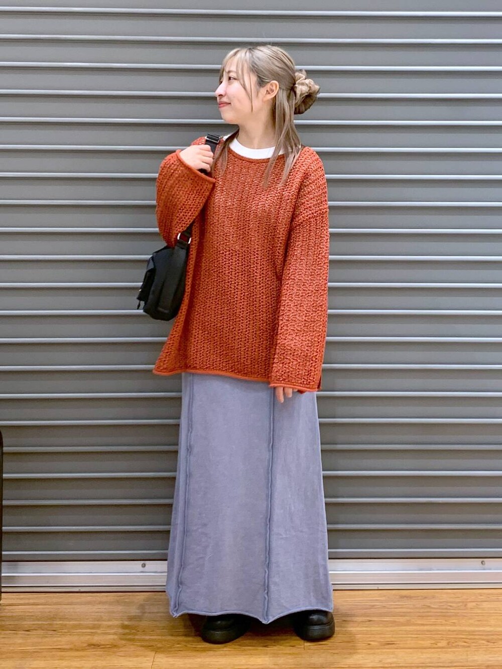 レッド系のニット/セーター、ブラック系のショルダーバッグ、ブラック系のサンダルを着用したレディースの春コーディネートの5枚目の写真