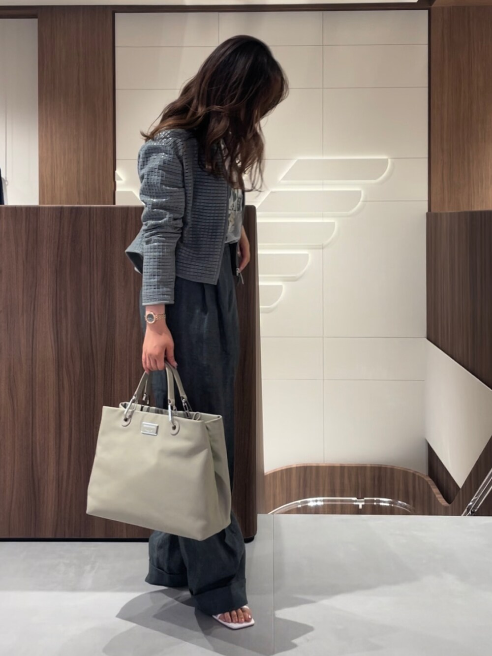 「エンポリオアルマーニ、EMPORIO ARMANI、レイヤードスタイル、夏コーデ、低身長コーデ、レザージャケット、シアートップス、麻パンツ、リネンパンツ、トートバッグ、グリーンコーデ、ワントーンコーデ、オフィスカジュアル、30代コーデ、大人女子」｜「EMPORIO ARMANIの【エンポリオ アルマーニ】MyEA ショッパー ディアプリント ミディアム（ハンドバッグ、ホワイト系）」を使った、いのさん🐼さん（レディース・155cm）の夏コーディネートの2枚目の写真