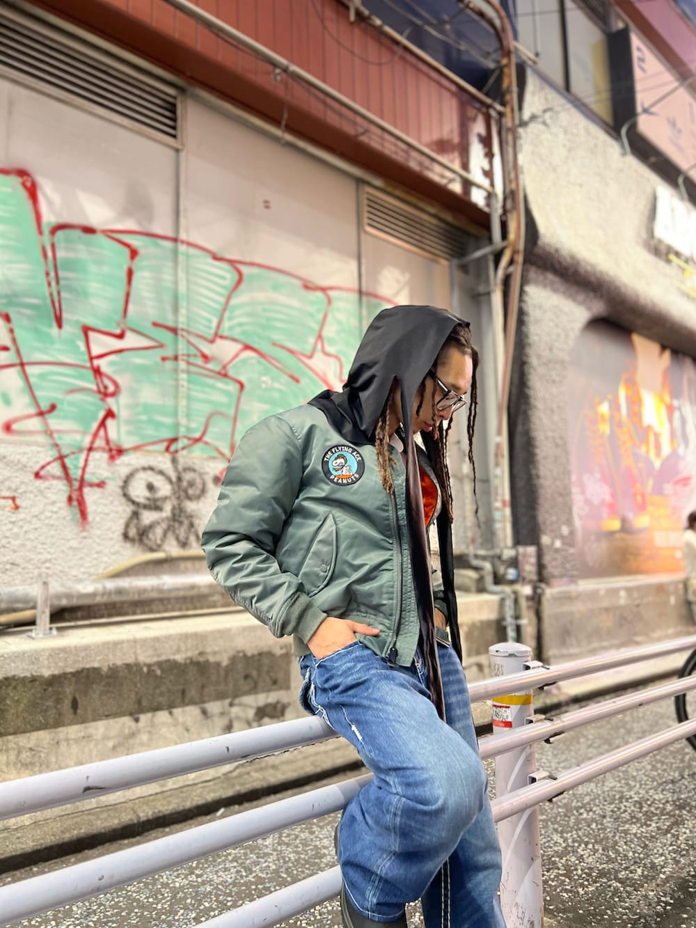 「AVIREX、AVIREXBelle、秋服コーデ、メンズコーデ、メンズファッション、MA-1、コラボアイテム、シンプル、ミニタリー、冬コーデ」｜「AVIREXの《PEANUTS×AVIREX》LIGHT MA-1 JACKET/《ピーナッツ×アヴィレックス》ライト MA-1ジャケット（MA-1、グリーン系）」を使った、かんさん（メンズ・173cm）の秋コーディネートの2枚目の写真