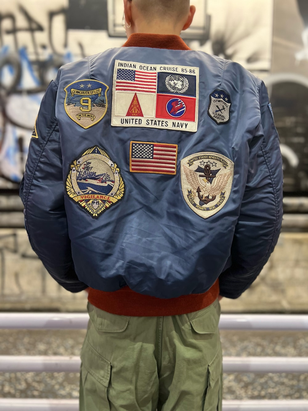 「AVIREX、AVIREXBelle、秋のコーデ、メンズコーデ、冬アウター、メンズファッション、ミニタリー、カーゴパンツ、TOPGUN、MA-1」｜「AVIREXの《VINTAGE LINE》MA-1 "TOP GUN CUSTOM"/ MA-1 "トップガン カスタム" / AVIREX / アヴィレックス（MA-1、ブルー系）」を使った、かんさん（メンズ・173cm）の秋コーディネートの3枚目の写真