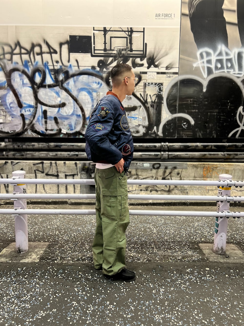 「AVIREX、AVIREXBelle、秋のコーデ、メンズコーデ、冬アウター、メンズファッション、ミニタリー、カーゴパンツ、TOPGUN、MA-1」｜「AVIREXの《VINTAGE LINE》MA-1 "TOP GUN CUSTOM"/ MA-1 "トップガン カスタム" / AVIREX / アヴィレックス（MA-1、ブルー系）」を使った、かんさん（メンズ・173cm）の秋コーディネートの2枚目の写真