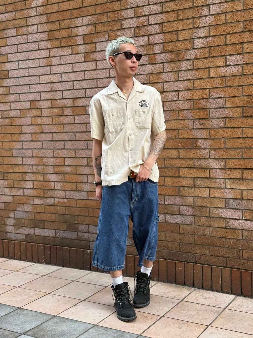 「AVIREX、AVIREXBelle、シャツスタイル、ハーフパンツ、新作コーデ、夏コーデ、春コーデ、ストリートコーデ、大人カジュアル、デニムコーデ」｜「AVIREXのANNAPOLIS WORK SHIRT / アナポリス 半袖ワークシャツ / AVIREX / アヴィレックス（シャツ/ブラウス、ベージュ系）」を使った、かんさん（メンズ・173cm）の春コーディネートの2枚目の写真
