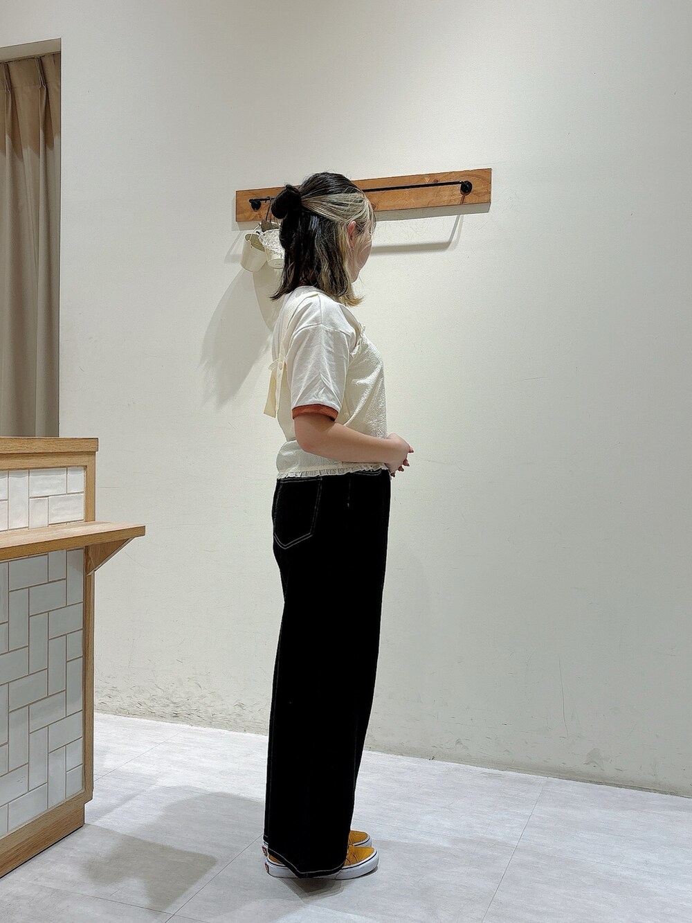 ホワイト系のシャツ/ブラウス、ホワイト系のTシャツ/カットソー、ブラック系のその他パンツを着用したレディースの夏コーディネートの2枚目の写真