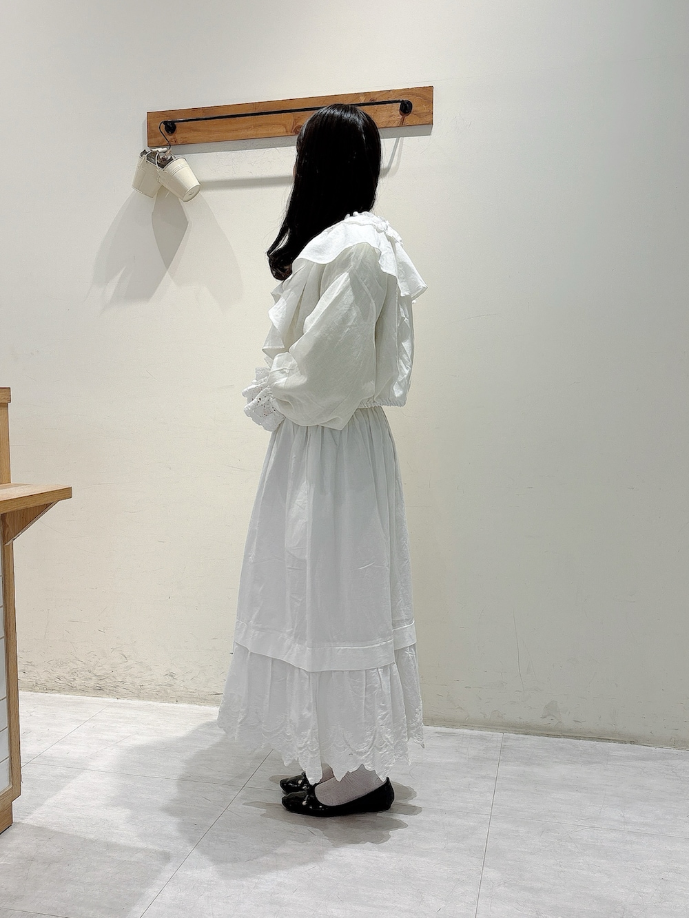 ホワイト系のスカート、ホワイト系のシャツ/ブラウス、イエロー系のTシャツ/カットソーを着用したレディースの春コーディネートの2枚目の写真