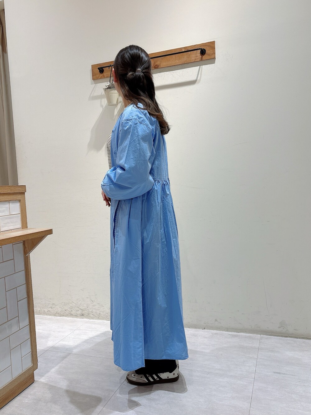 ホワイト系のTシャツ/カットソー、ブルー系のワンピース、ブラック系のその他パンツを着用したレディースの春コーディネートの2枚目の写真