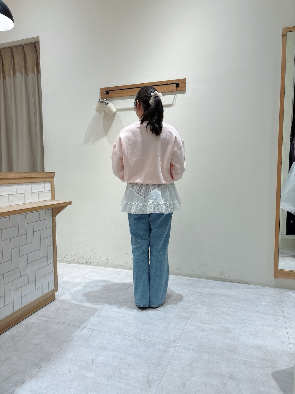 ピンク系のTシャツ/カットソー、ホワイト系のシャツ/ブラウス、ブルー系のその他パンツを着用したレディースの春コーディネートの3枚目の写真