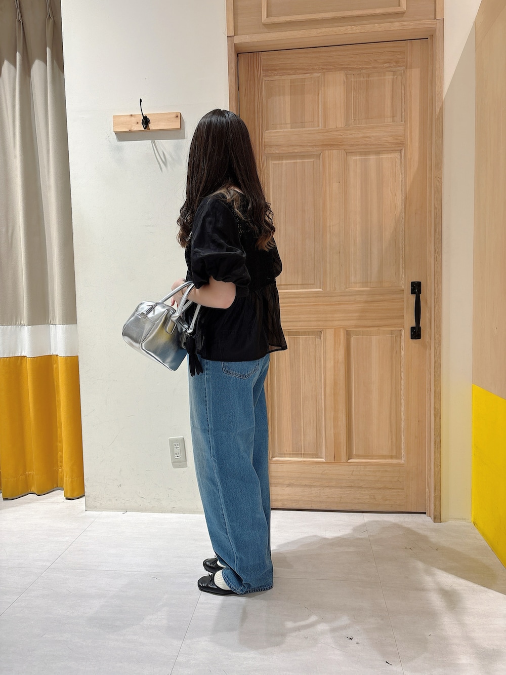 ブラック系のシャツ/ブラウス、ブルー系のその他パンツ、シルバー系のハンドバッグを着用したレディースの夏コーディネートの2枚目の写真