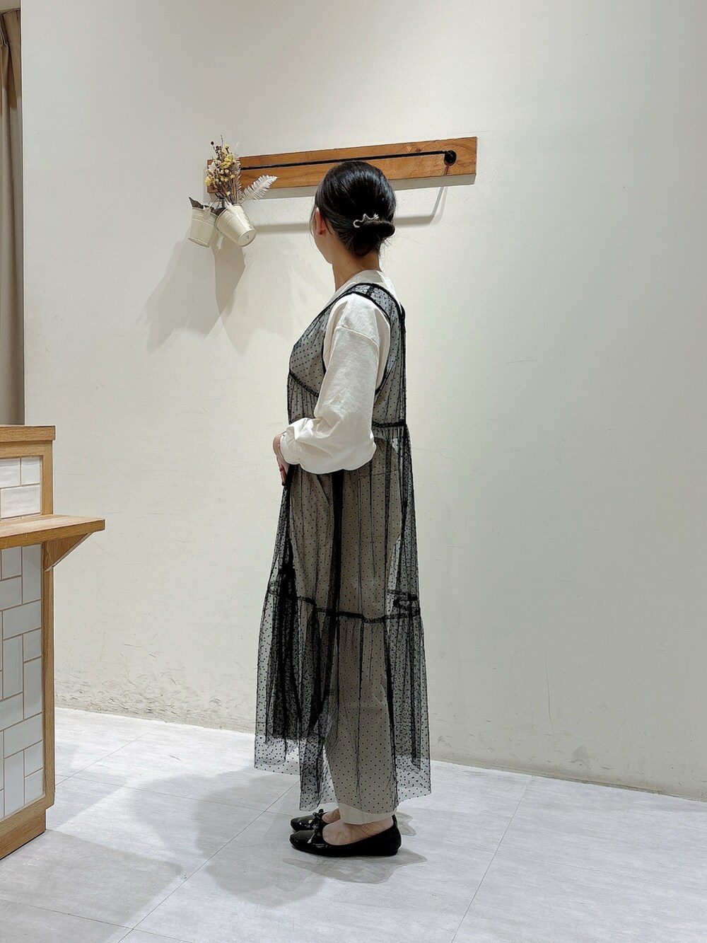 ホワイト系のTシャツ/カットソー、ベージュ系のその他パンツ、ブラック系のワンピースを着用したレディースの秋コーディネートの2枚目の写真