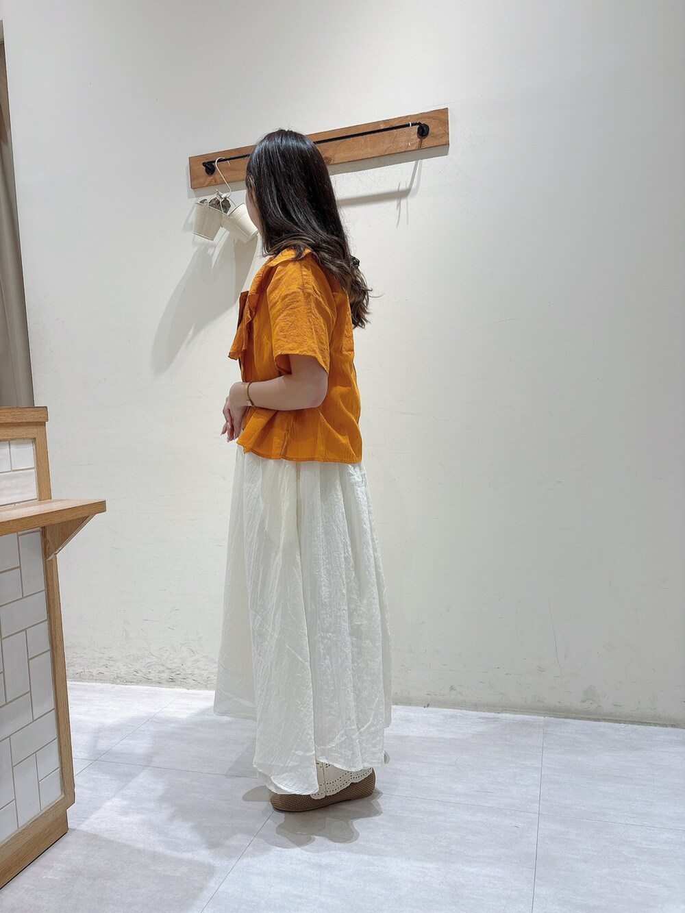 ブラウン系のドレスシューズ、ホワイト系のワンピース、ベージュ系のその他パンツを着用したレディースの夏コーディネートの2枚目の写真