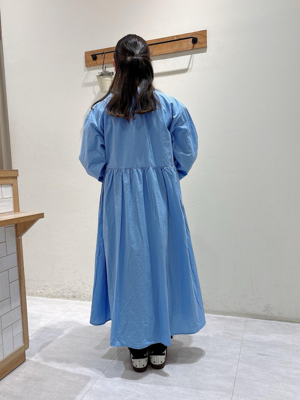 ホワイト系のTシャツ/カットソー、ブルー系のワンピース、ブラック系のその他パンツを着用したレディースの春コーディネートの3枚目の写真