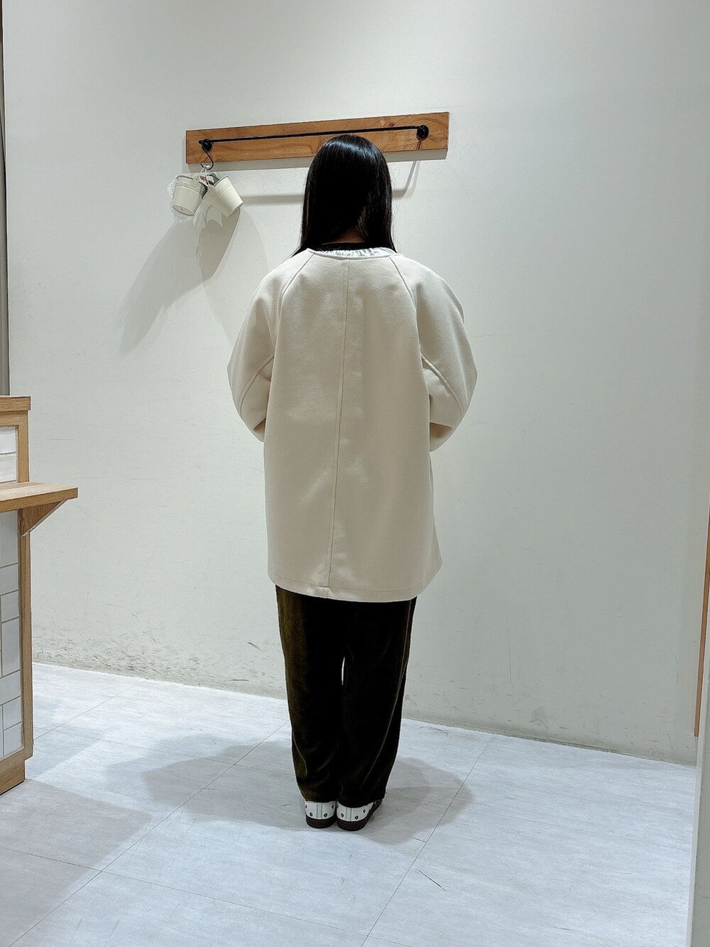 ホワイト系のシャツ/ブラウス、ホワイト系のその他アウター、ホワイト系のその他パンツを着用したレディースの冬コーディネートの3枚目の写真