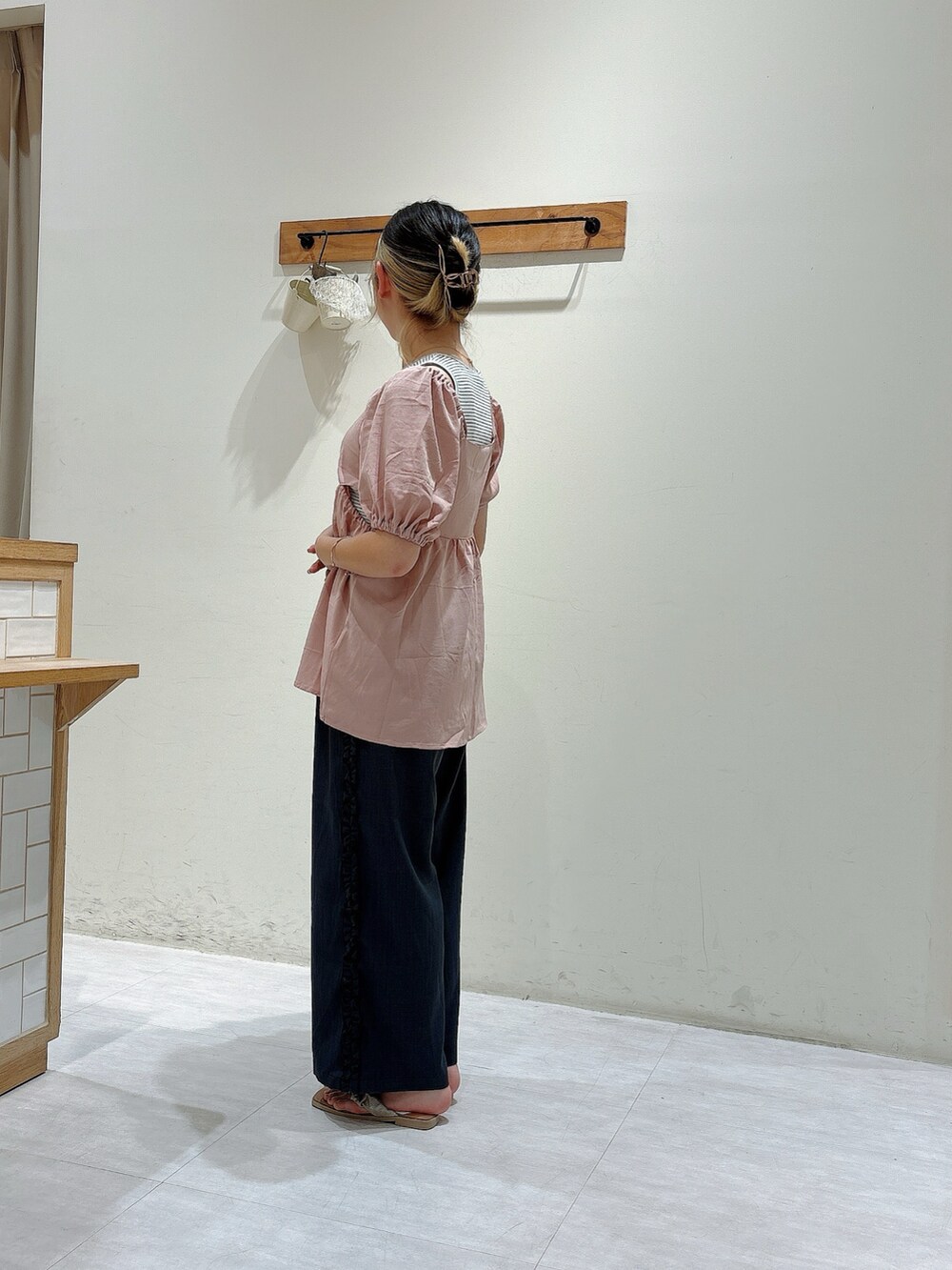 ピンク系のシャツ/ブラウス、ホワイト系のタンクトップ、グレー系のその他パンツを着用したレディースの夏コーディネートの2枚目の写真