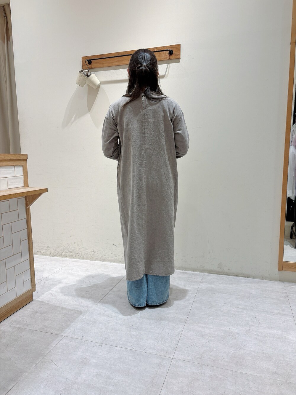 グレー系のワンピース/ドレス、ブルー系のその他パンツを着用したレディースの春コーディネートの2枚目の写真