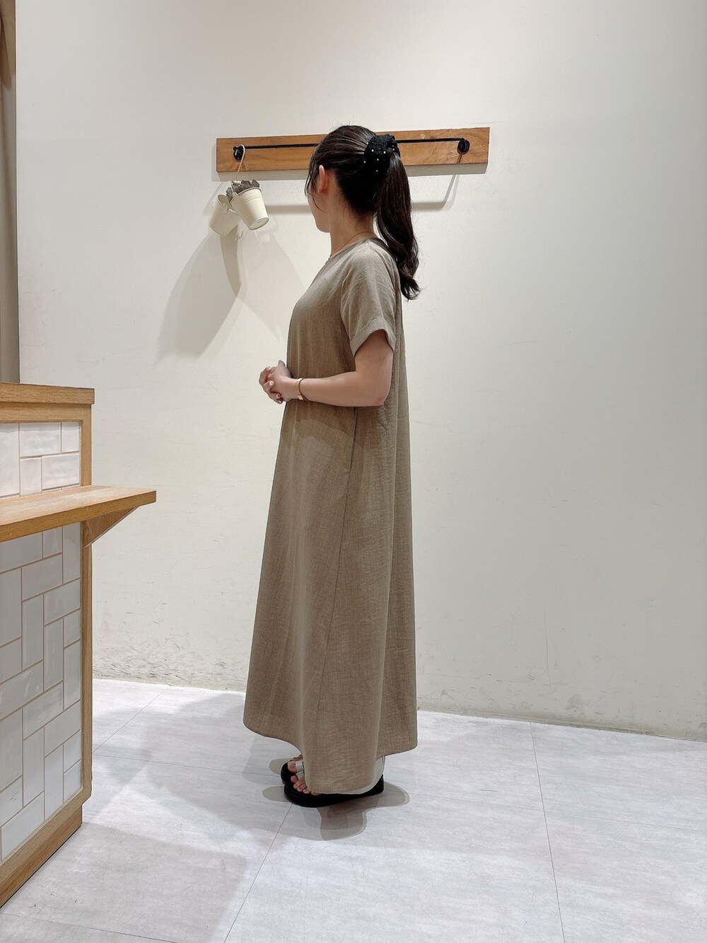 ベージュ系のワンピース、ベージュ系のその他パンツ、ベージュ系のドレスシューズを着用したレディースの春コーディネートの3枚目の写真