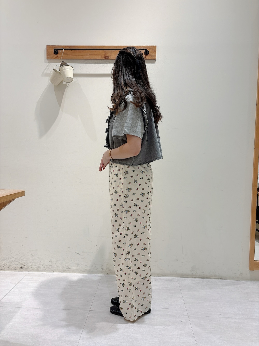 ブラック系のベスト、グレー系のTシャツ/カットソー、ホワイト系のその他パンツを着用したレディースの夏コーディネートの2枚目の写真