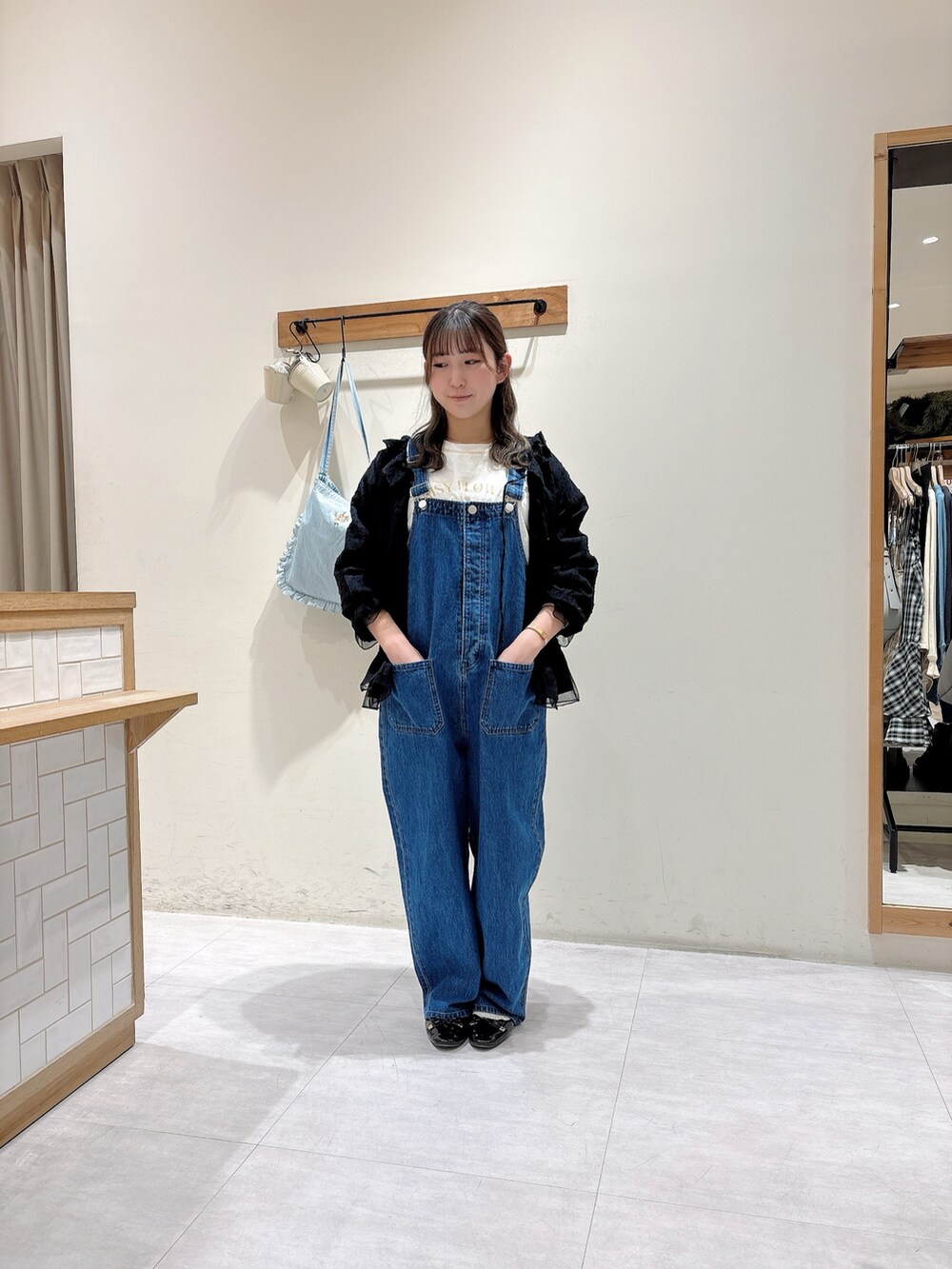 ブルー系のオールインワン・サロペット、ブラック系のシャツ/ブラウスを着用したレディースの冬コーディネートの4枚目の写真