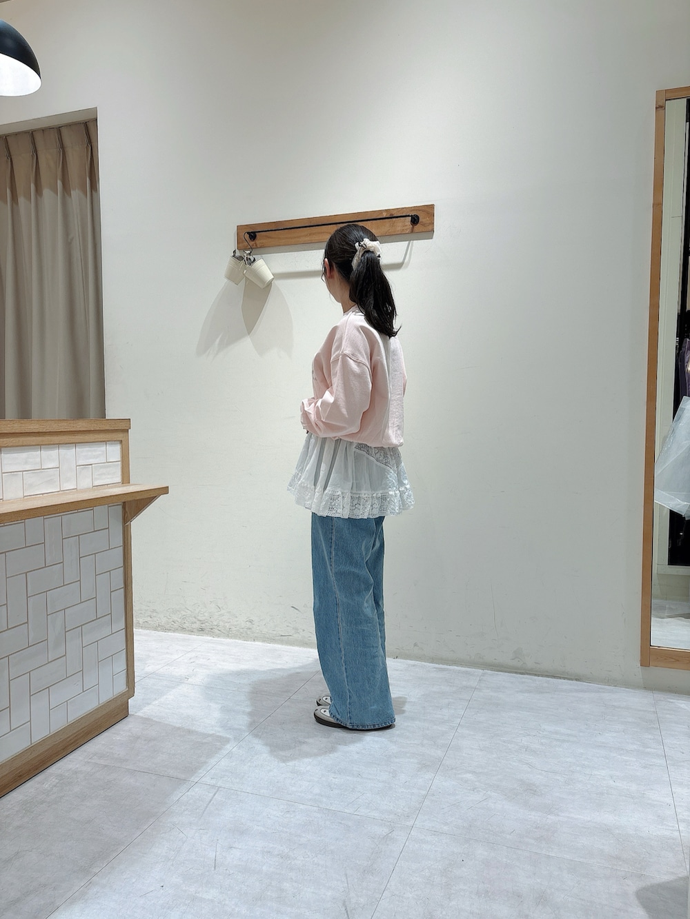 ピンク系のTシャツ/カットソー、ホワイト系のシャツ/ブラウス、ブルー系のその他パンツを着用したレディースの春コーディネートの2枚目の写真