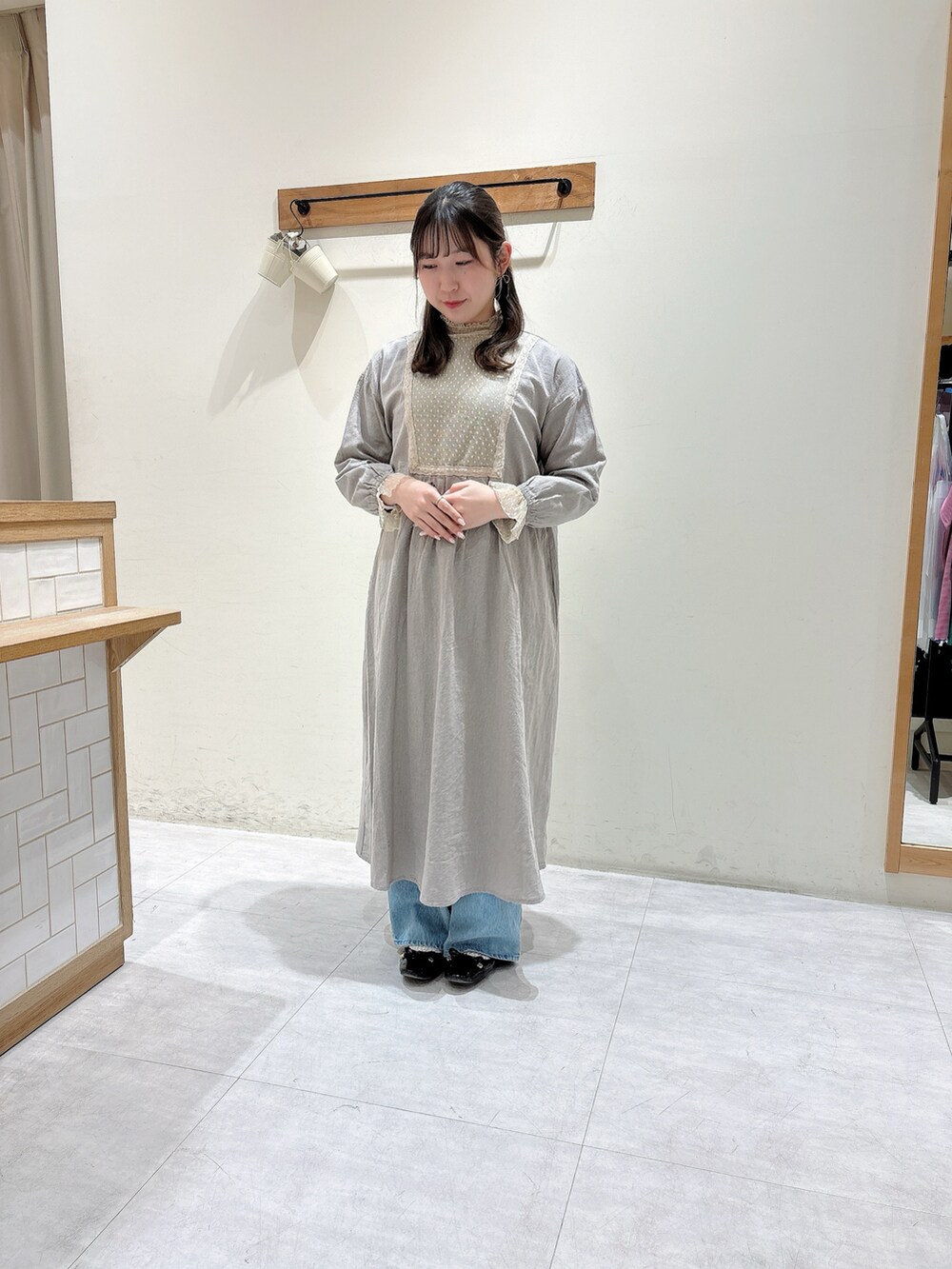 グレー系のワンピース/ドレス、ブルー系のその他パンツを着用したレディースの春コーディネートの3枚目の写真