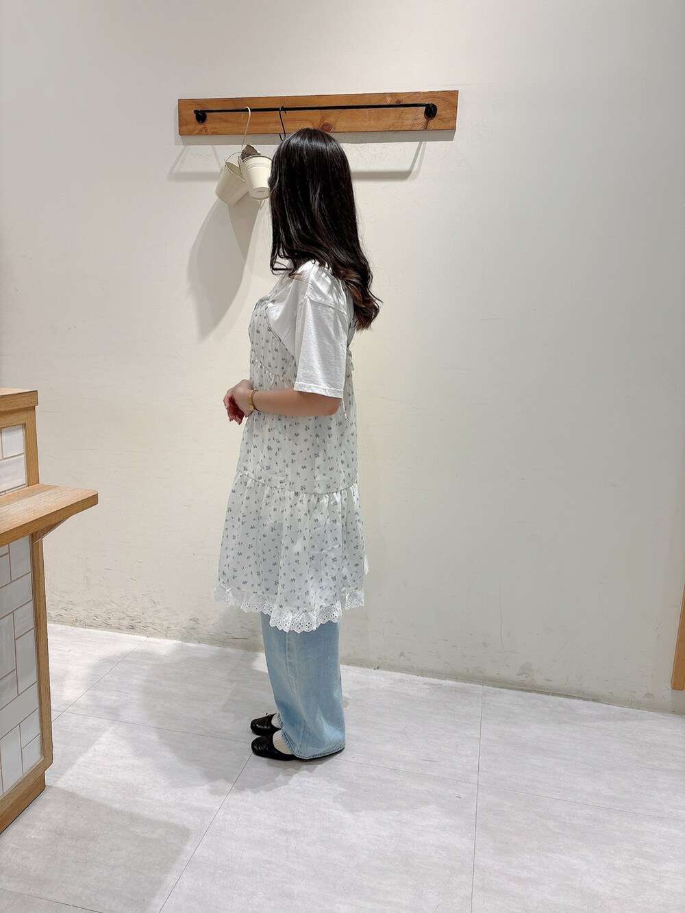 ホワイト系のワンピース/ドレス、ホワイト系のTシャツ/カットソー、ブルー系のその他パンツを着用したレディースの夏コーディネートの2枚目の写真