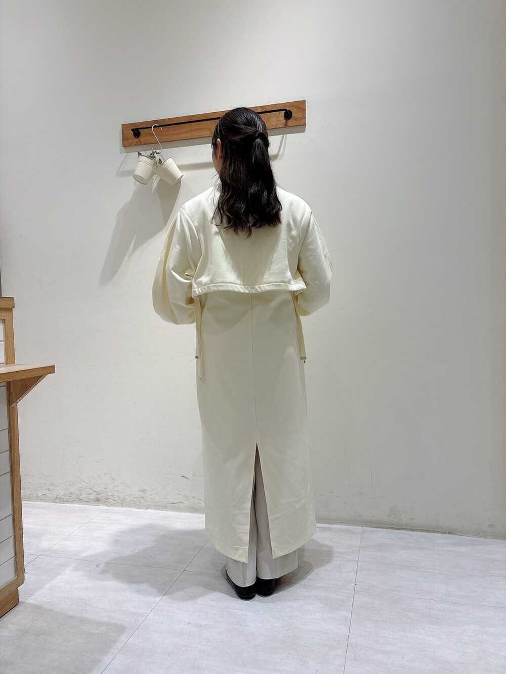 ホワイト系のワンピース、ベージュ系のその他パンツを着用したレディースの春コーディネートの3枚目の写真