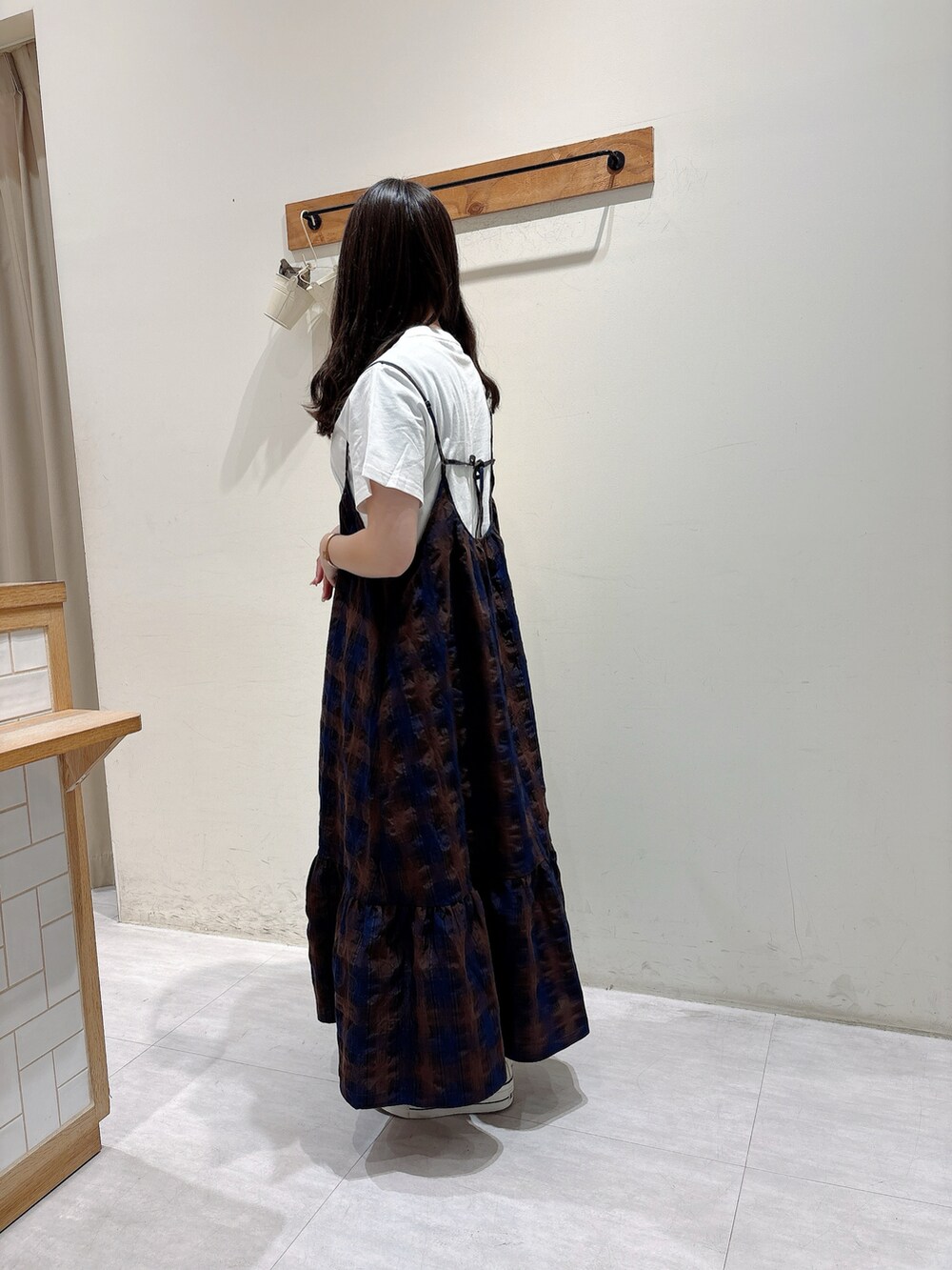 ホワイト系のトップス、ブラウン系のワンピース/ドレスを着用したレディースの春コーディネートの2枚目の写真