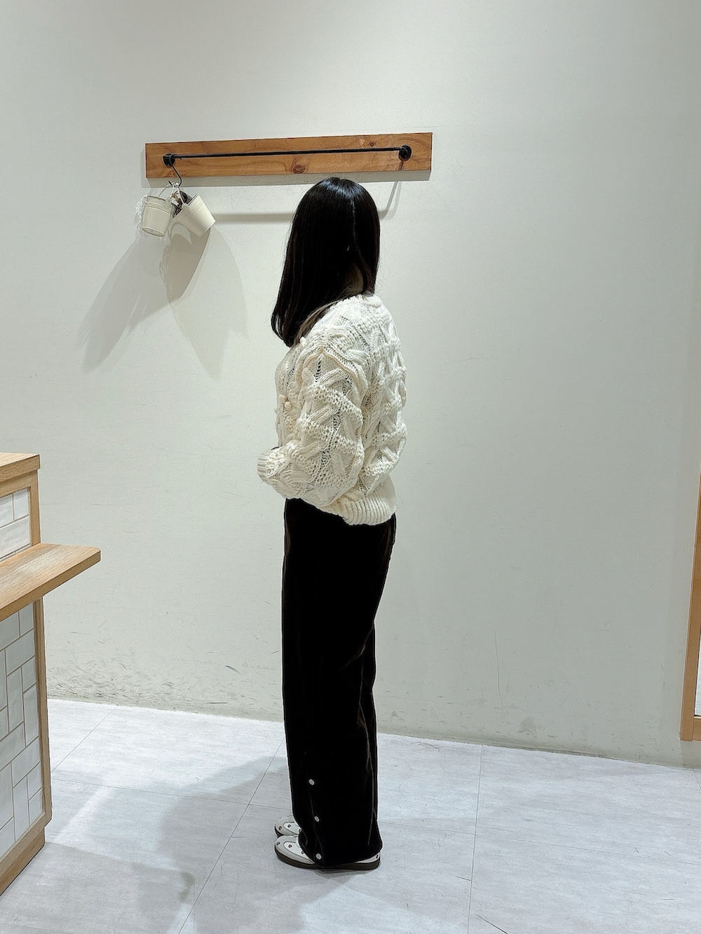 ホワイト系のニット/セーター、グレー系のTシャツ/カットソー、ブラウン系のその他パンツを着用したレディースの秋コーディネートの2枚目の写真