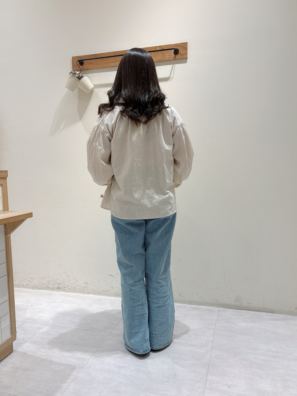 ピンク系のTシャツ/カットソー、ホワイト系のシャツ/ブラウス、ブルー系のその他パンツを着用したレディースの春コーディネートの3枚目の写真