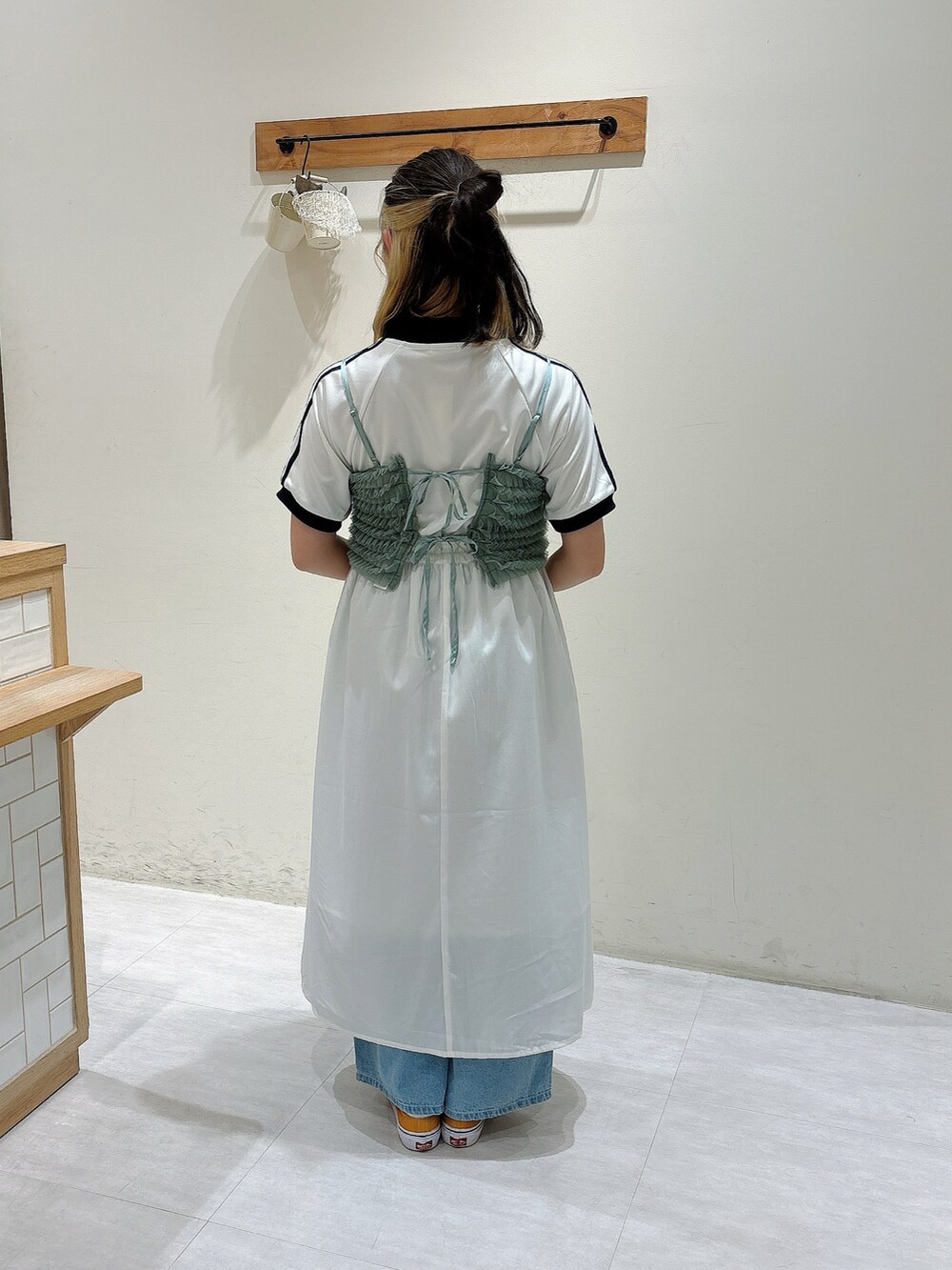 グリーン系のシャツ/ブラウス、ホワイト系のワンピース、ブルー系のその他パンツを着用したレディースの夏コーディネートの3枚目の写真