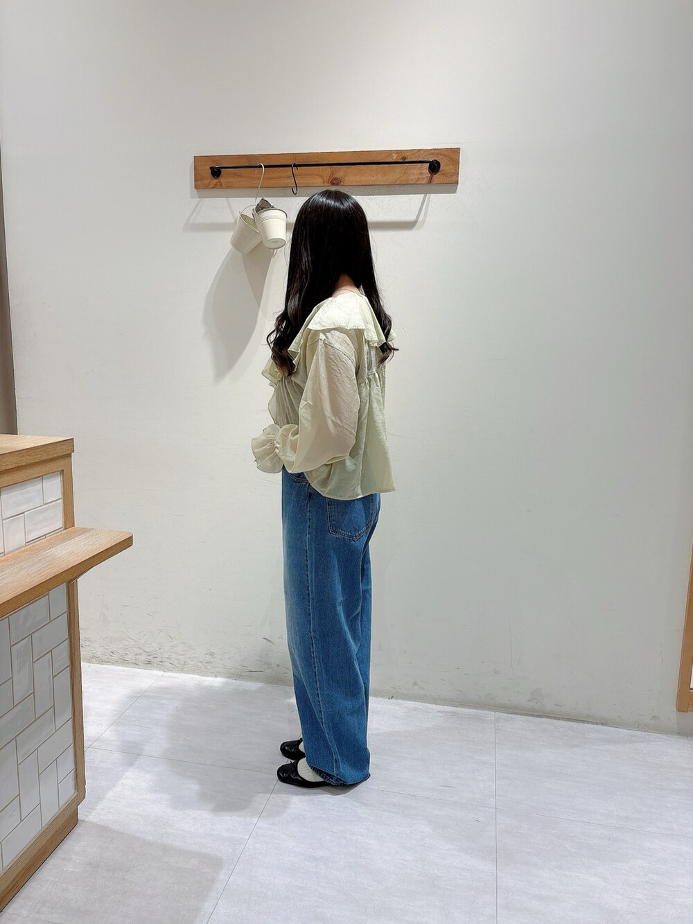 グリーン系のシャツ/ブラウス、ブルー系のその他パンツを着用したレディースの夏コーディネートの2枚目の写真