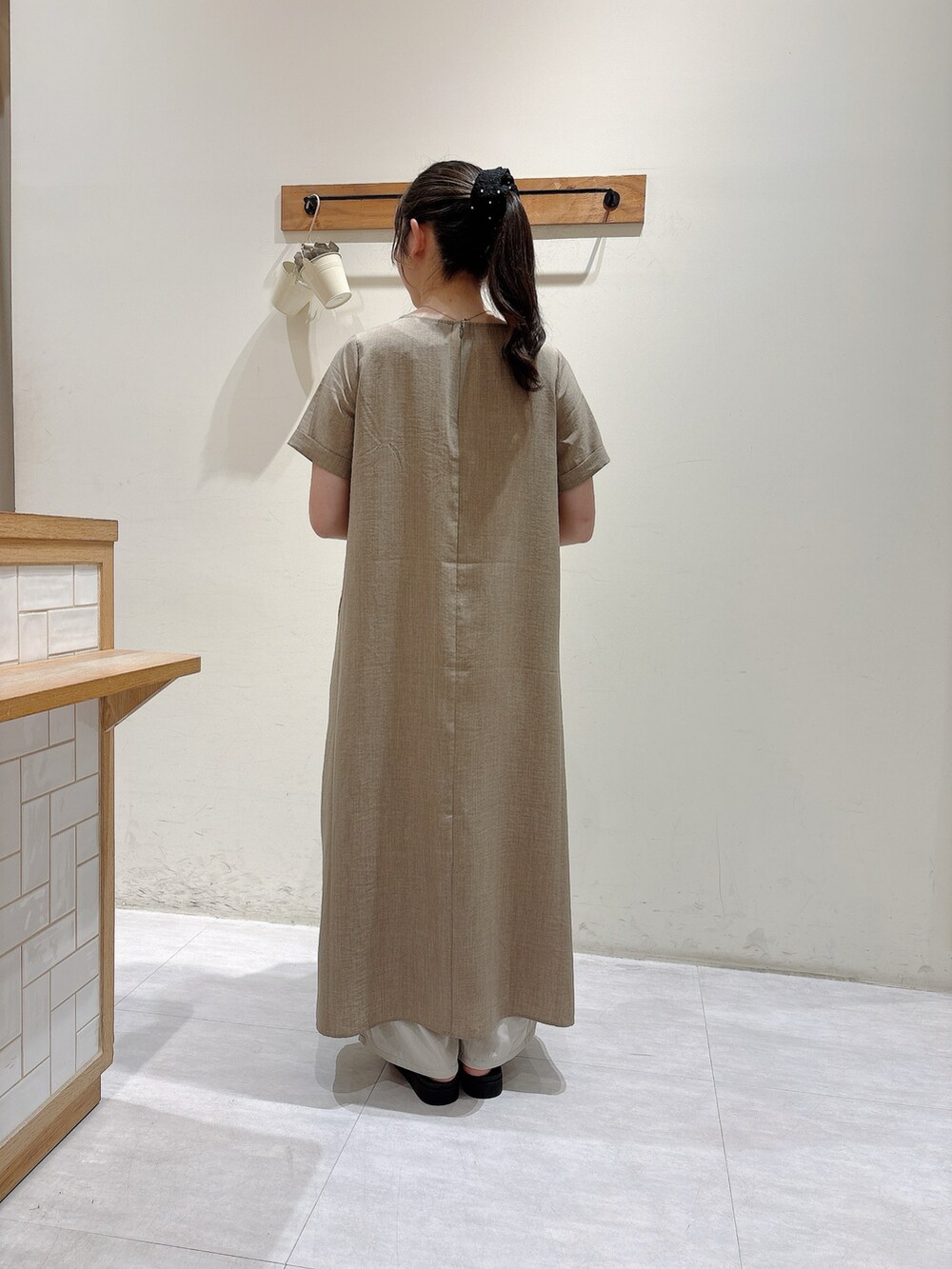 ベージュ系のワンピース、ベージュ系のその他パンツ、ベージュ系のドレスシューズを着用したレディースの春コーディネートの2枚目の写真