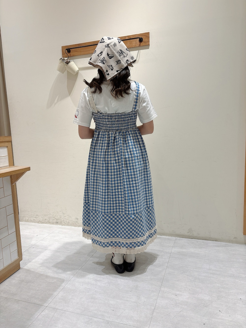 ホワイト系のTシャツ/カットソー、ブルー系のワンピース、ブラウン系のストール/ショールを着用したレディースの春コーディネートの3枚目の写真