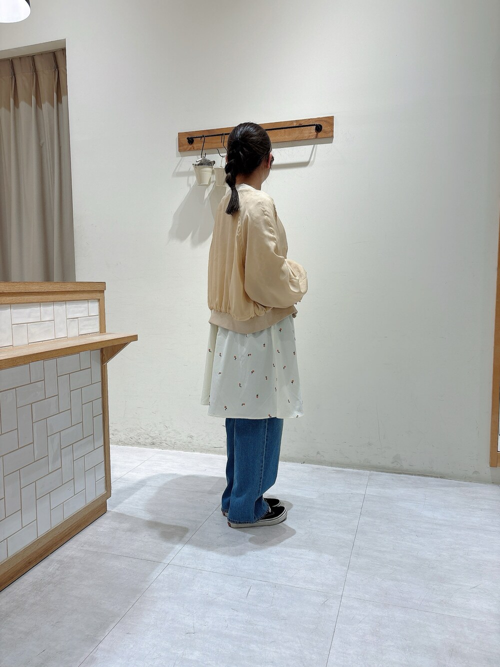 ベージュ系のブルゾン、ホワイト系のTシャツ/カットソー、ホワイト系のワンピースを着用したレディースの春コーディネートの2枚目の写真