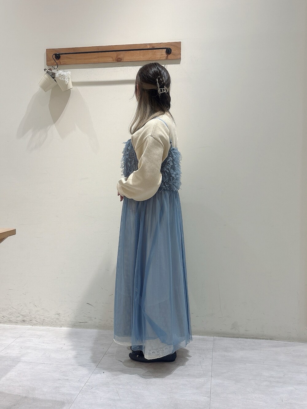 ブルー系のワンピース、ホワイト系のニット/セーター、ホワイト系のスカートを着用したレディースの冬コーディネートの2枚目の写真