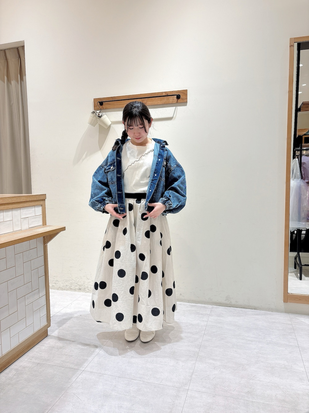 ホワイト系のシャツ/ブラウス、ブラウン系のその他パンツ、ホワイト系のドレスシューズを着用したレディースの春コーディネートの3枚目の写真