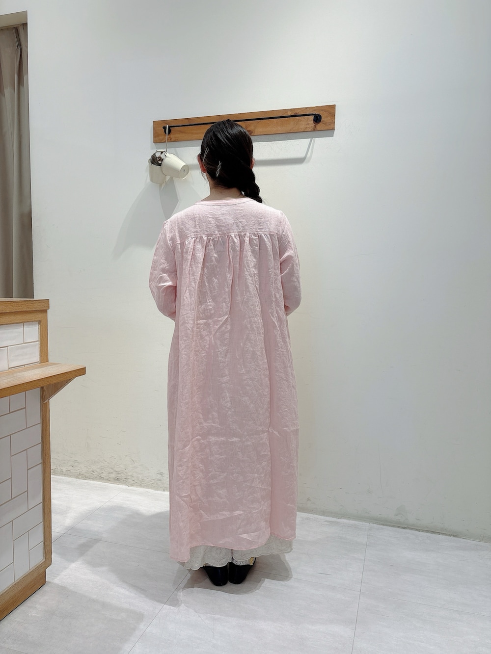 ピンク系のワンピース/ドレス、ホワイト系のパンツを着用したレディースの春コーディネートの3枚目の写真