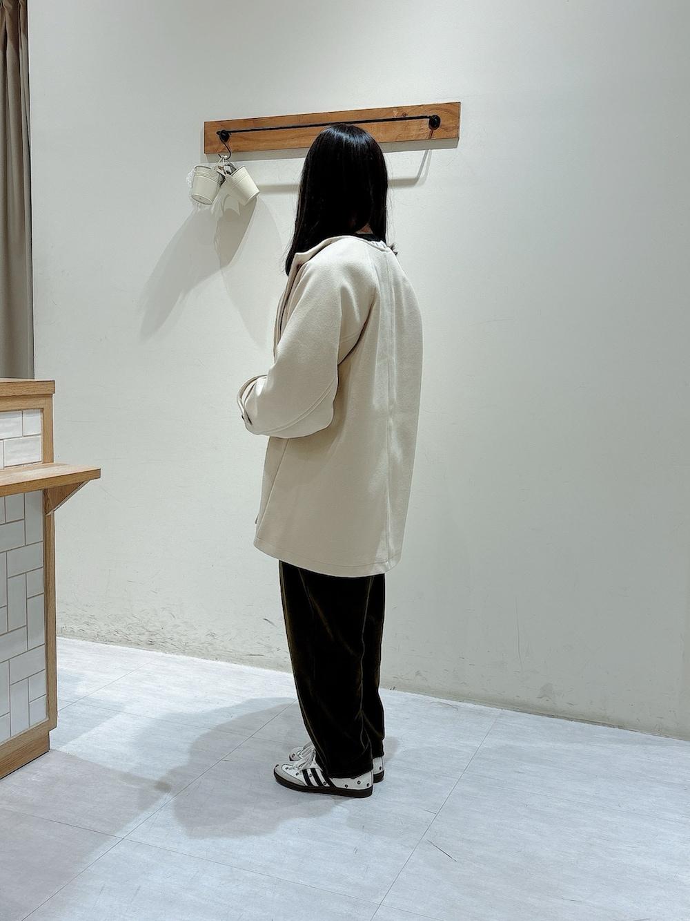 ホワイト系のシャツ/ブラウス、ホワイト系のその他アウター、ホワイト系のその他パンツを着用したレディースの冬コーディネートの2枚目の写真