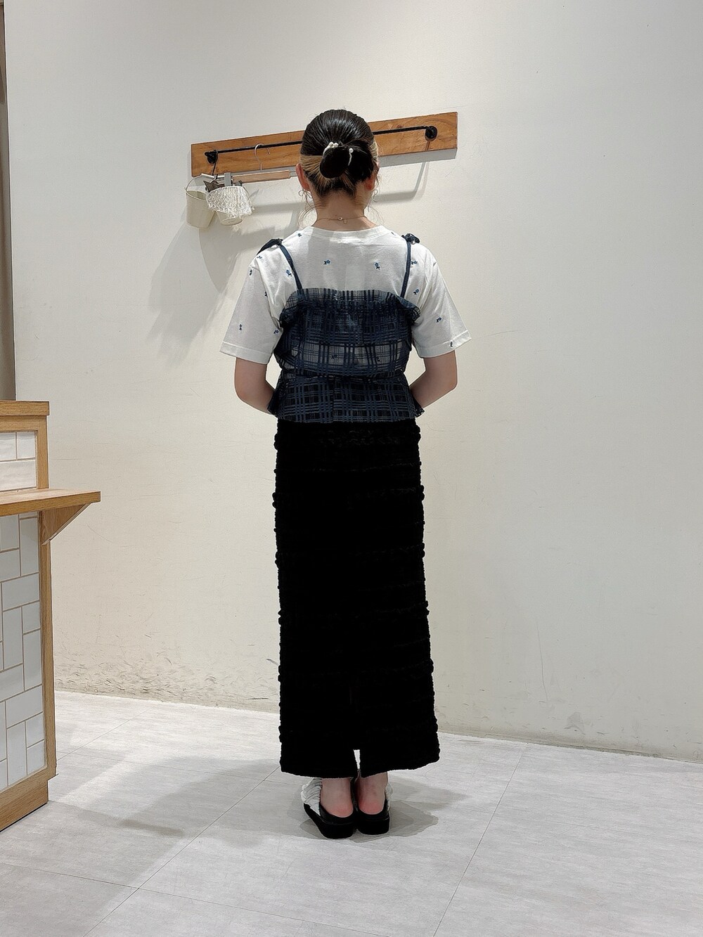 ブルー系のシャツ/ブラウス、ホワイト系のTシャツ/カットソー、ブラック系のスカートを着用したレディースの夏コーディネートの3枚目の写真