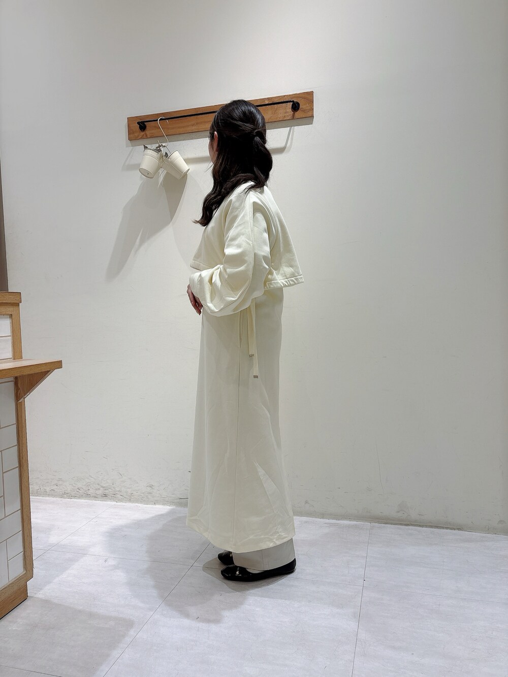 ホワイト系のワンピース、ベージュ系のその他パンツを着用したレディースの春コーディネートの2枚目の写真