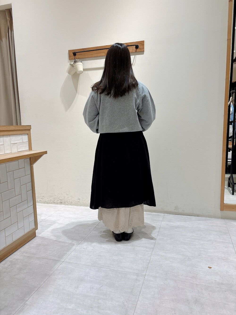 グレー系のトップス、ブラック系のワンピース/ドレス、ホワイト系のワンピース/ドレスを着用したレディースの冬コーディネートの3枚目の写真