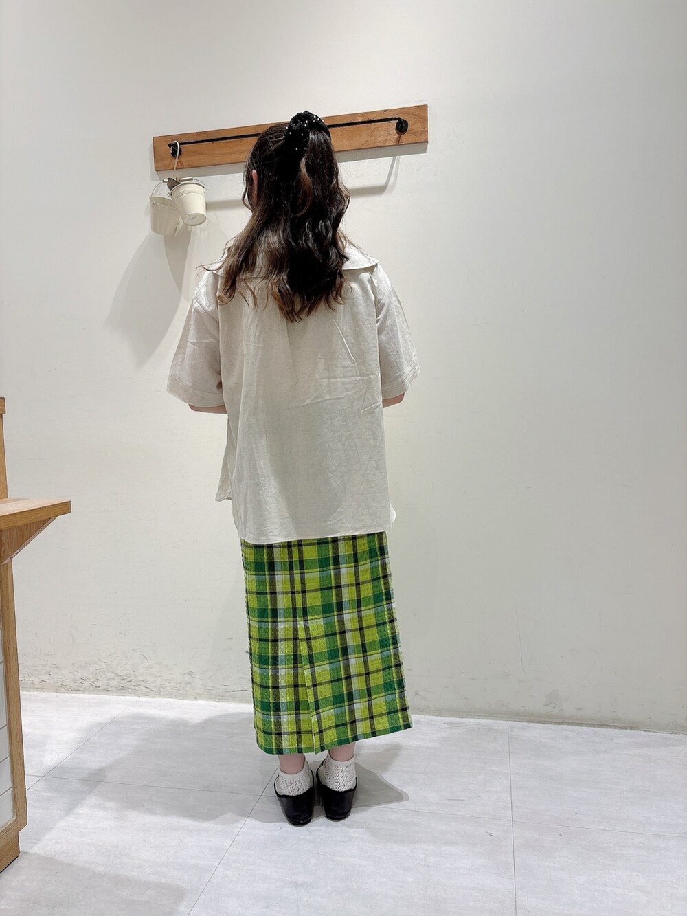 ベージュ系のシャツ/ブラウス、グリーン系のスカートを着用したレディースの夏コーディネートの3枚目の写真