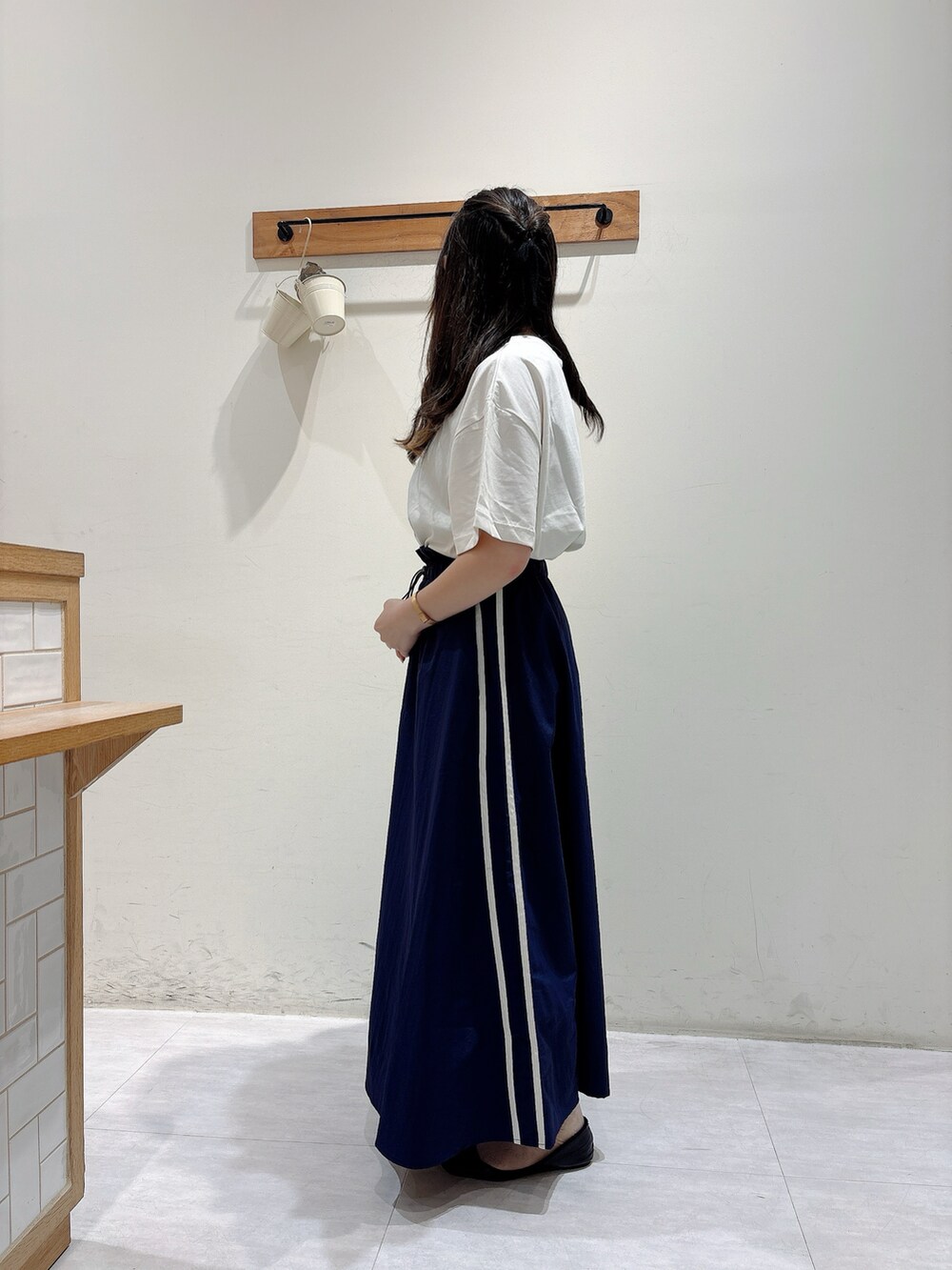 ホワイト系のTシャツ/カットソー、ブルー系のスカートを着用したレディースの夏コーディネートの2枚目の写真