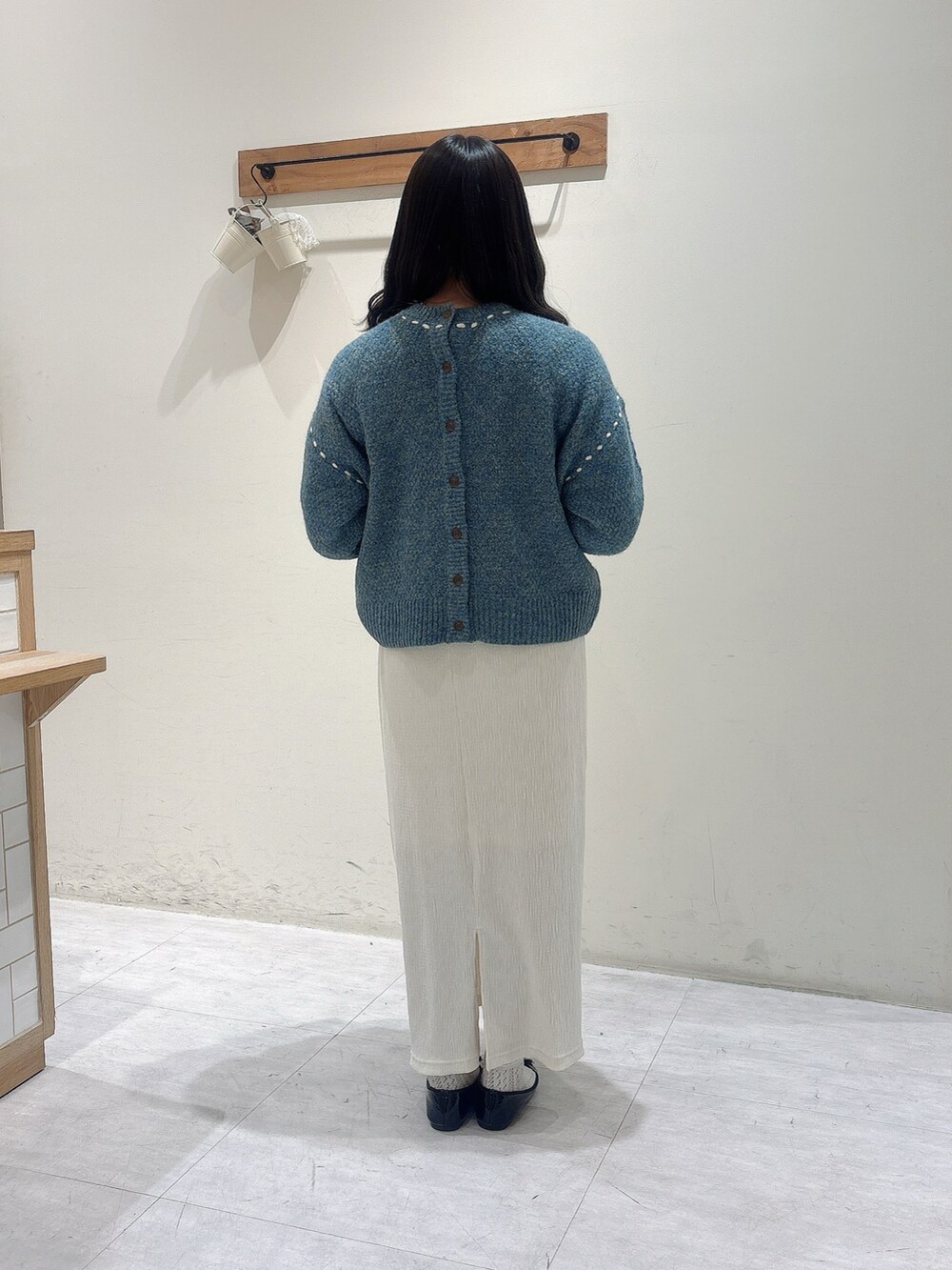 ブルー系のカーディガン/ボレロ、ホワイト系のシャツ/ブラウス、ホワイト系のスカートを着用したレディースの冬コーディネートの3枚目の写真