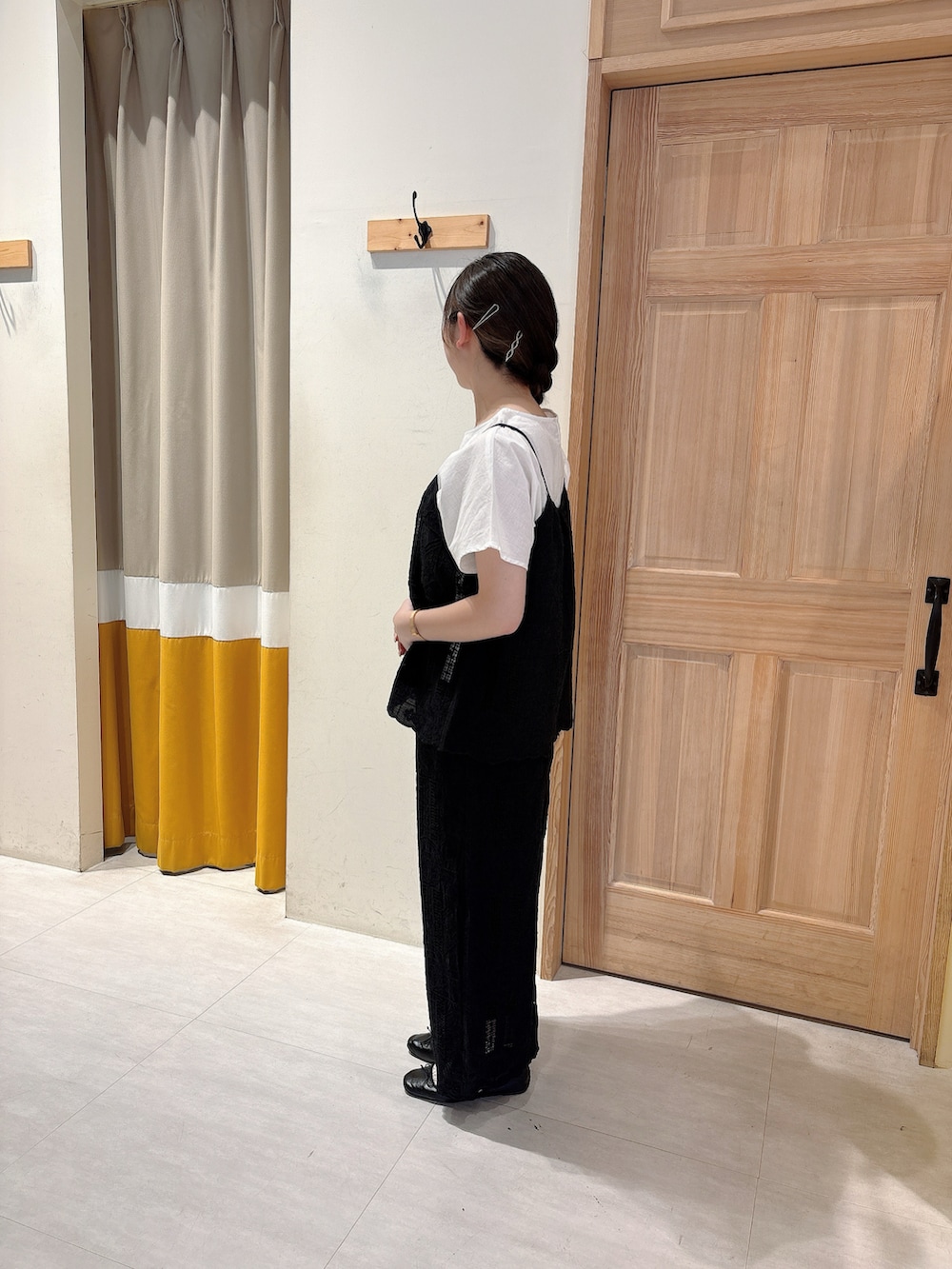 ブラック系のパンツ、ブラック系のシャツ/ブラウス、ホワイト系のシャツ/ブラウスを着用したレディースの春コーディネートの2枚目の写真