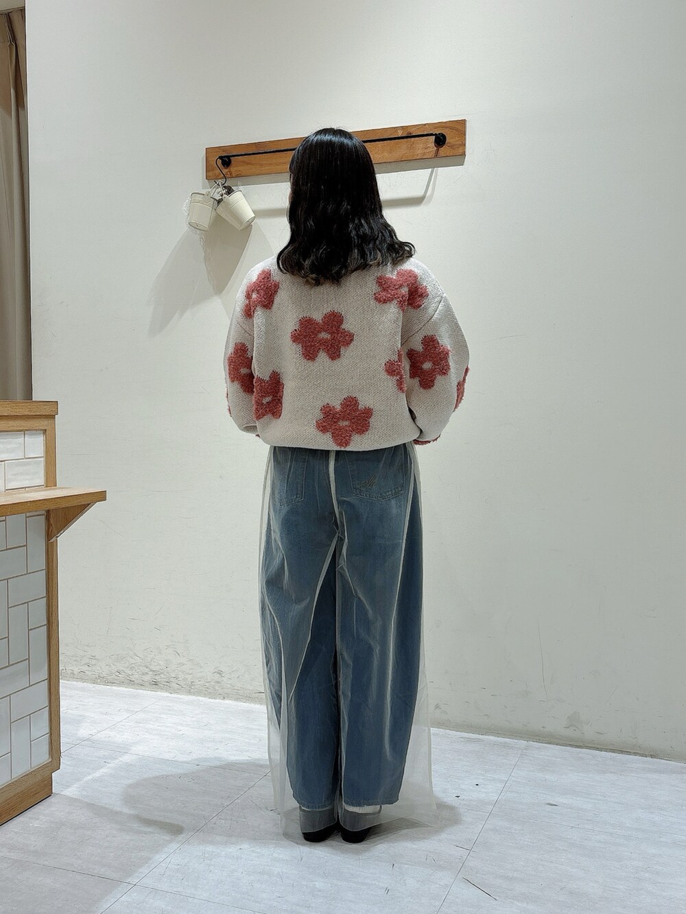 ホワイト系のニット/セーター、ブルー系のデニムパンツ、ホワイト系のパンツを着用したレディースの秋コーディネートの3枚目の写真