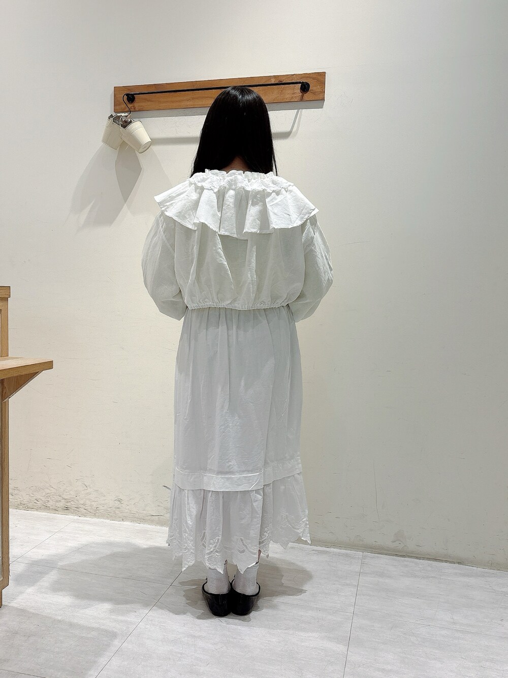 ホワイト系のスカート、ホワイト系のシャツ/ブラウス、イエロー系のTシャツ/カットソーを着用したレディースの春コーディネートの3枚目の写真